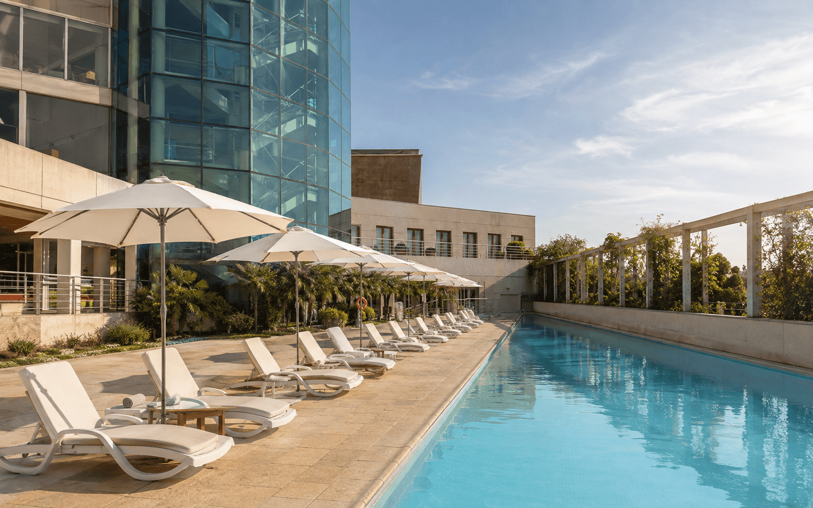 Pileta y arquitectura del Quinto Centenario Hotel en Córdoba.