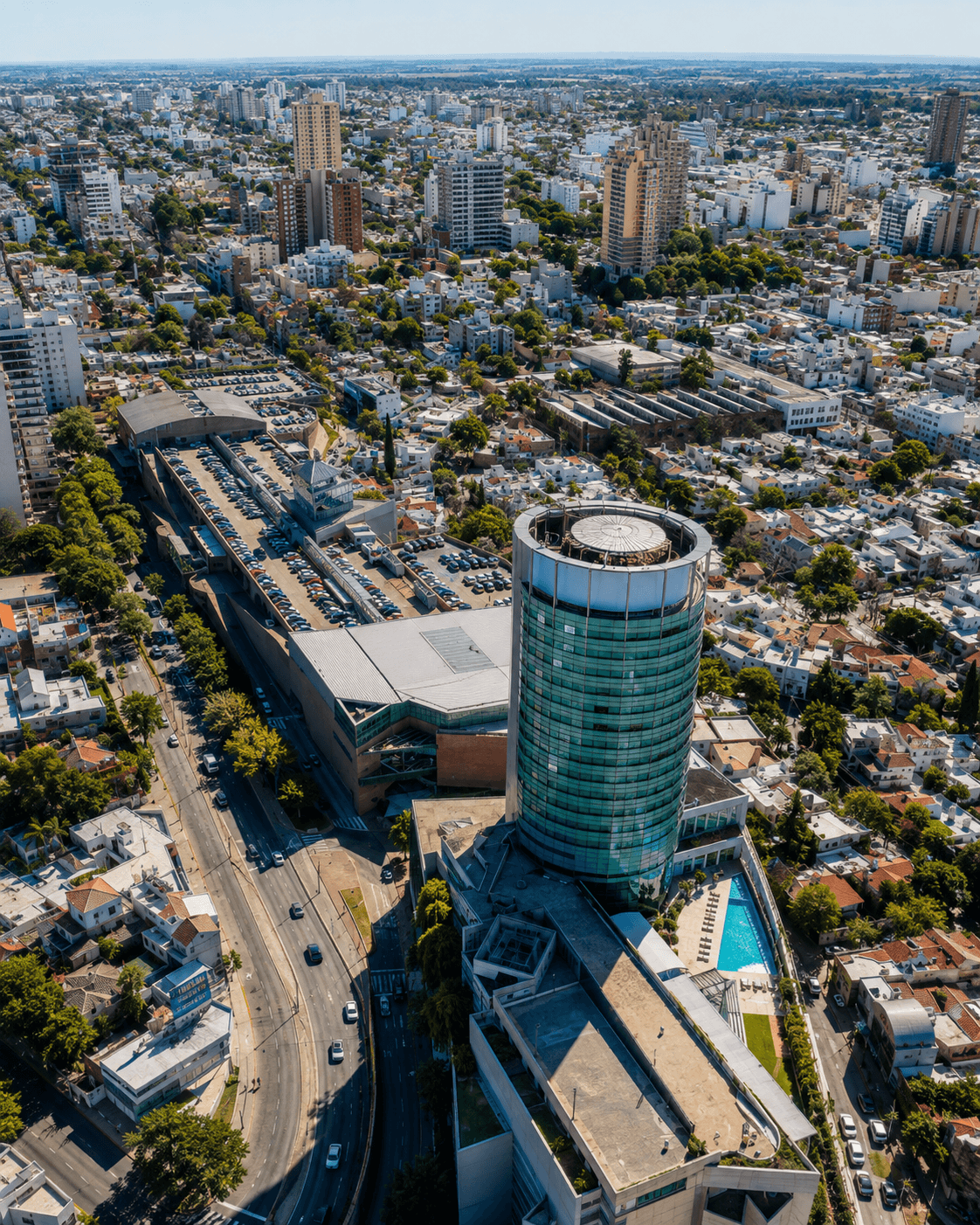 Vista aérea del Quinto Centenario Hotel y su entorno urbano en Córdoba.