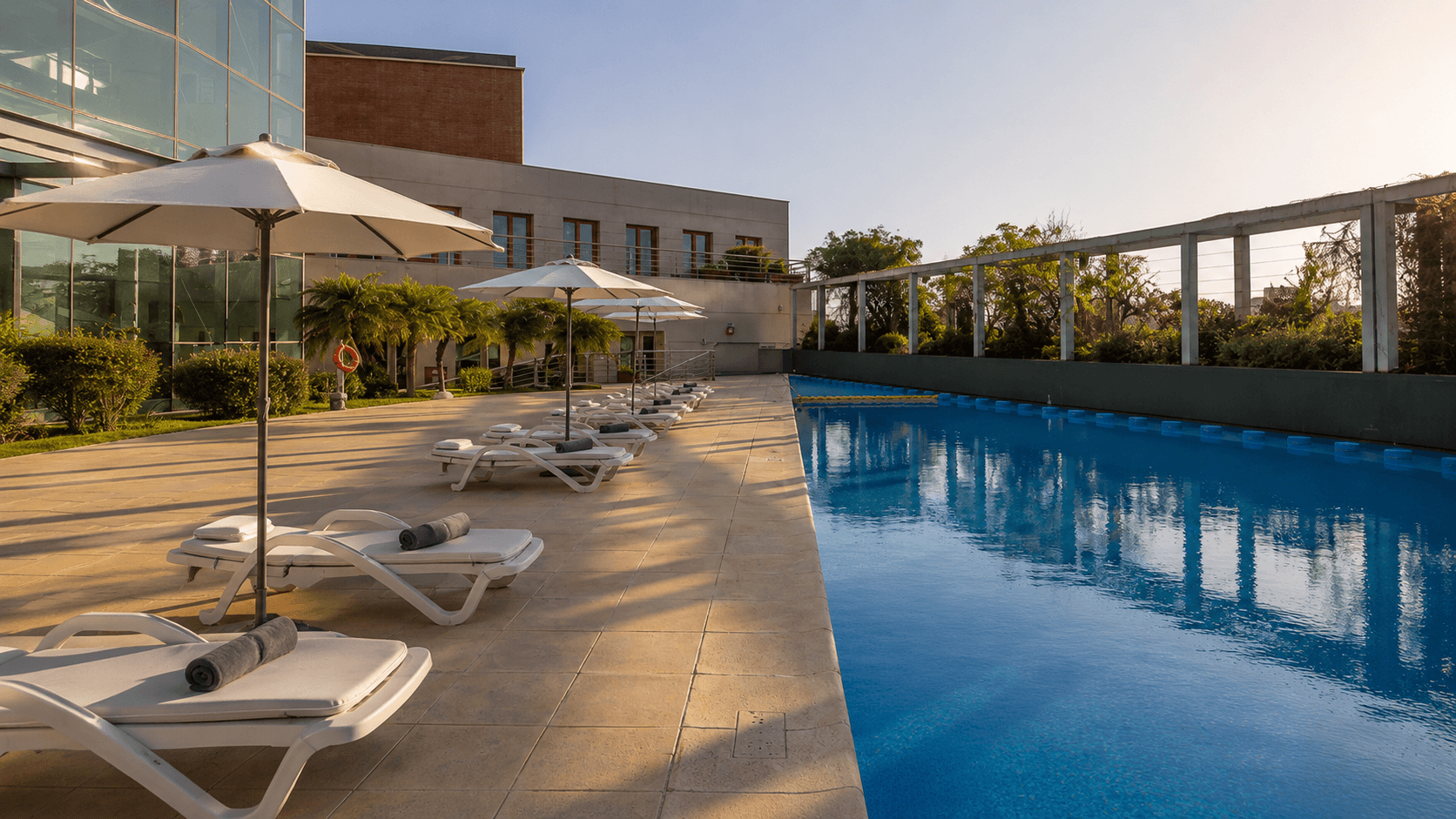 Panorámica del Patio del Quinto Centenario con pileta y arquitectura del hotel.